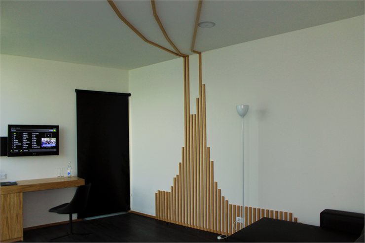 Креативное оформление стены в номере в Design & Wine Hotel