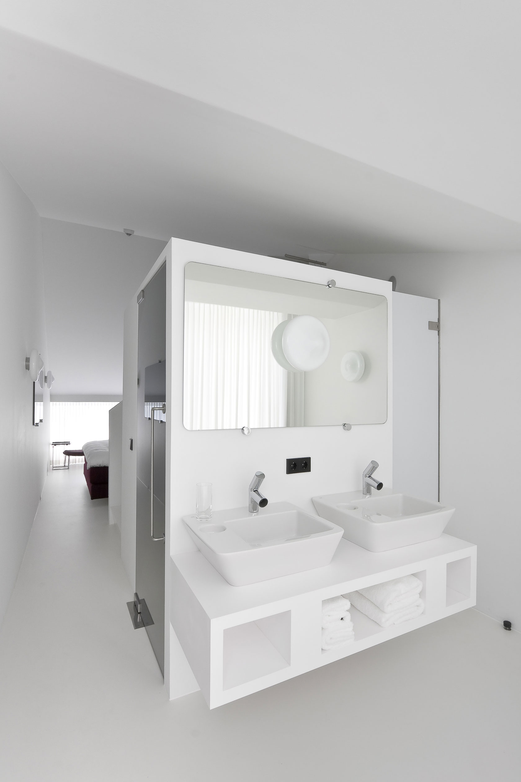 Ванная и вход в душевую кабину в номере отеля Zenden Design