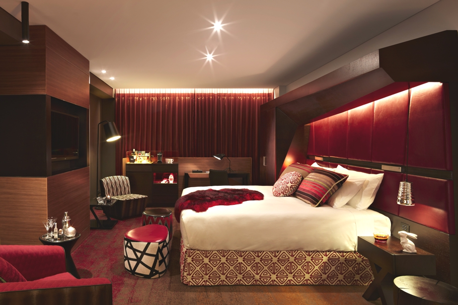Богатые цвета в оформлении спальни в номере отеля QT Sydney