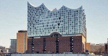 Роскошное здание отеля Elbphilharmoni в Гамбурге