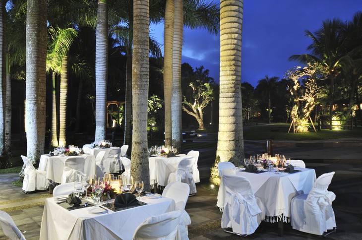 Ресторан на террасе отеля Elephant Safari Park Lodge на Бали