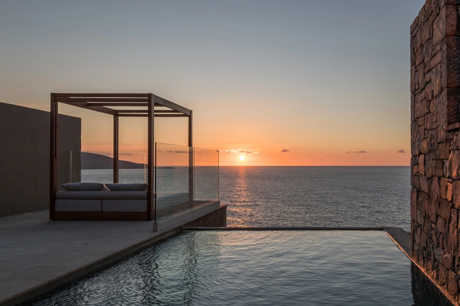Acro Suites — место, где древние скалы встречаются с морем