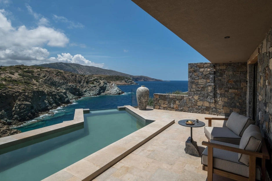 Acro Suites — место, где древние скалы встречаются с морем