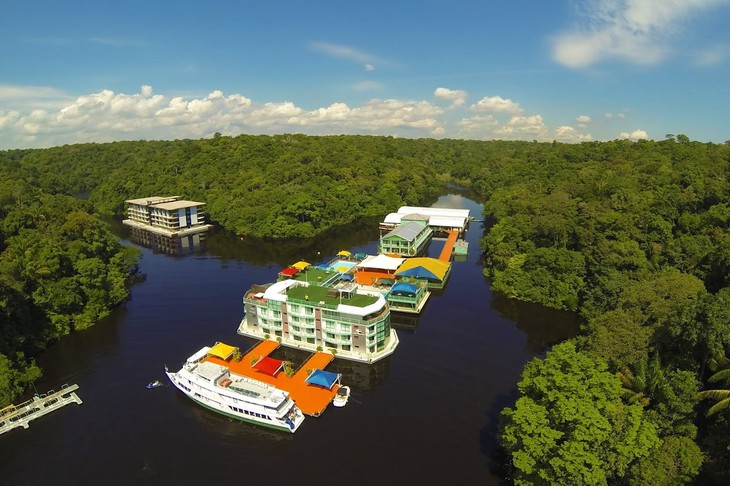 Amazon Jungle Palace: импозантный плавающий отель