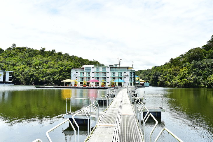 Amazon Jungle Palace: импозантный плавающий отель