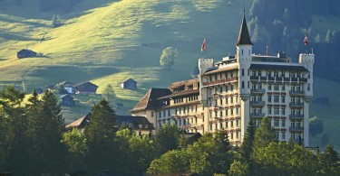 Грандиозный отель Gstaad Palace в горах Швейцарии
