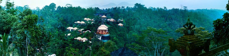 Отель Hanging Gardens в горах Индонезии