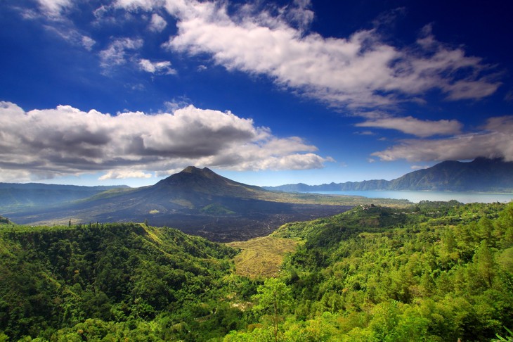 Роскошный вид на горы Индонезии