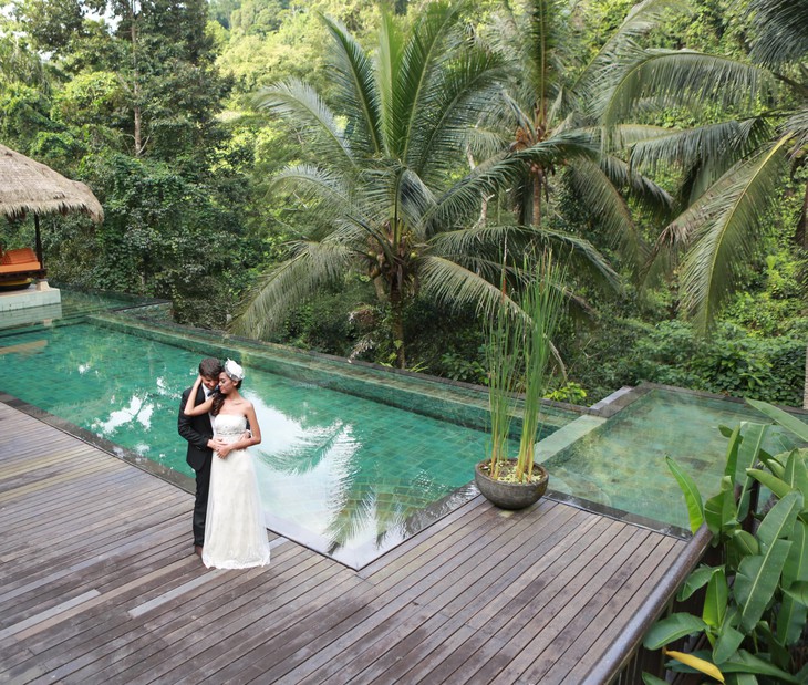 Свадьба у бассейна отеля Hanging Gardens в Индонезии