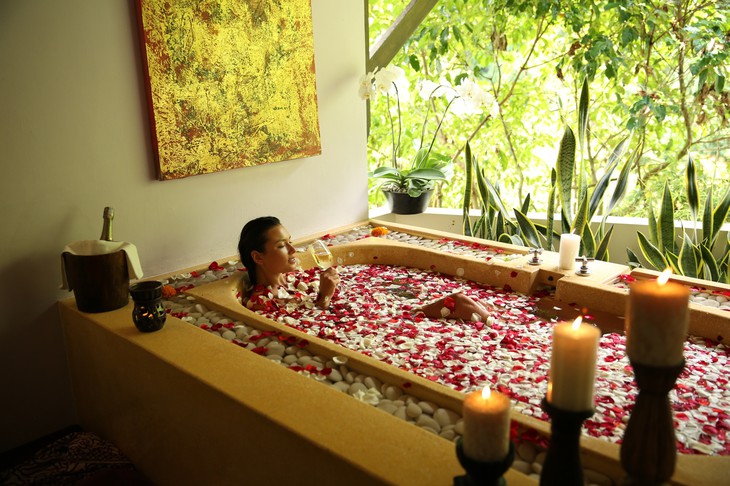 Ванна с лепестками роз в отеле Hanging Gardens в Индонезии