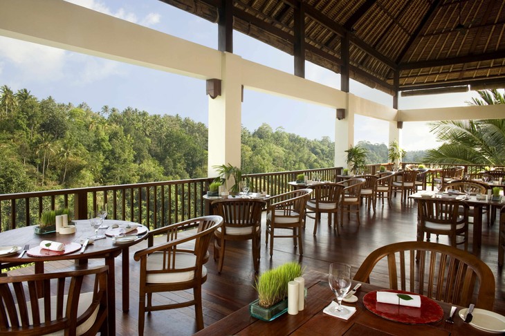 Ресторан на террасе отеля Hanging Gardens в Индонезии