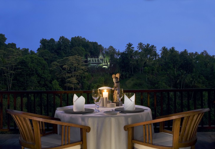 Столик с видом на горы в отеле Hanging Gardens в Индонезии