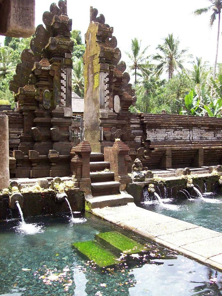 Необычный фонтан в отеле Hanging Gardens в Индонезии