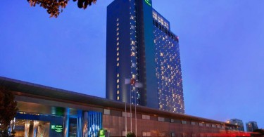 Отель Holiday Inn Shanghai Pudong Kangqiao в небоскребе, расположенном между аэропортом Pudong и центром Шанхая