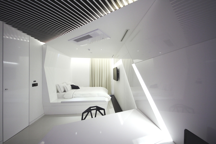 Спальня в необычном номере «Чистый кристалл» в Hotel The Designers