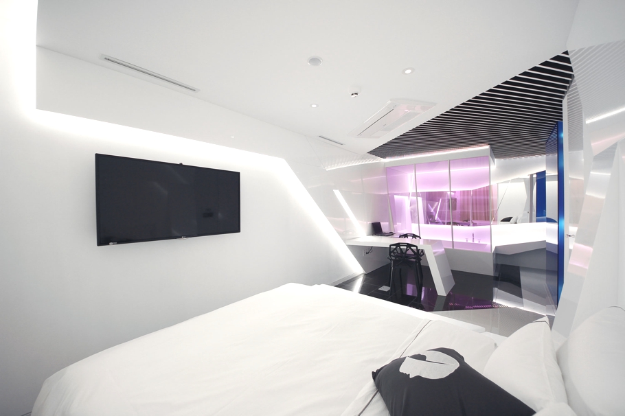 Спальня в необычном номере «Чистый кристалл» в Hotel The Designers