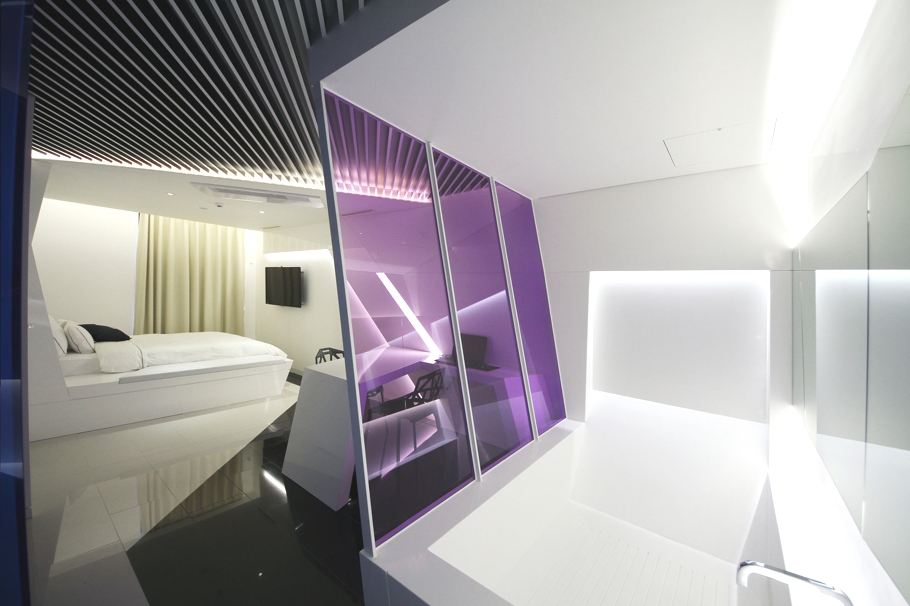 Ванна и спальня в необычном номере «Чистый кристалл» в Hotel The Designers