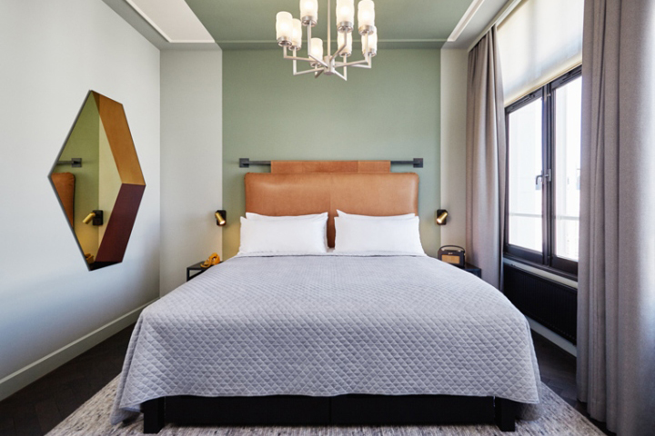 Большая двуспальная кровать в номере отеля Hoxton