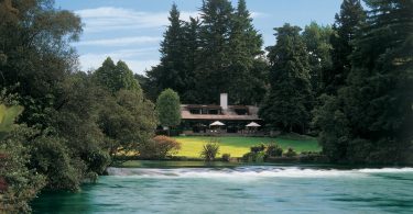 Курорт в Новой Зеландии Huka Lodge: комфортные номера на берегу реки Вайкато