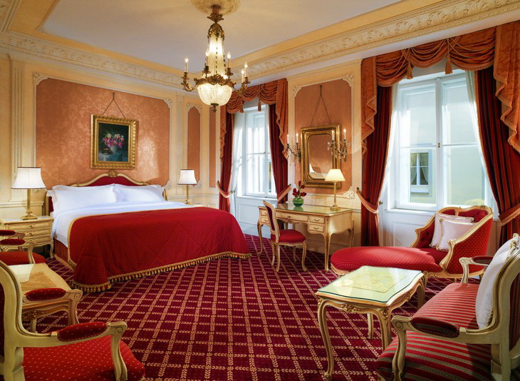 Поистине королевская кровать в номере Hotel Imperial Vienna