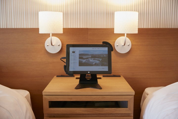 Инновационный отель, обслуживаемый роботами - планшет в каждом номере