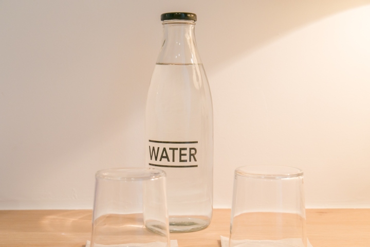 Бутылка с водой и стакана