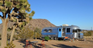 Kate's Lazy Meadow Motel - мотель-трейлер посреди пустыни