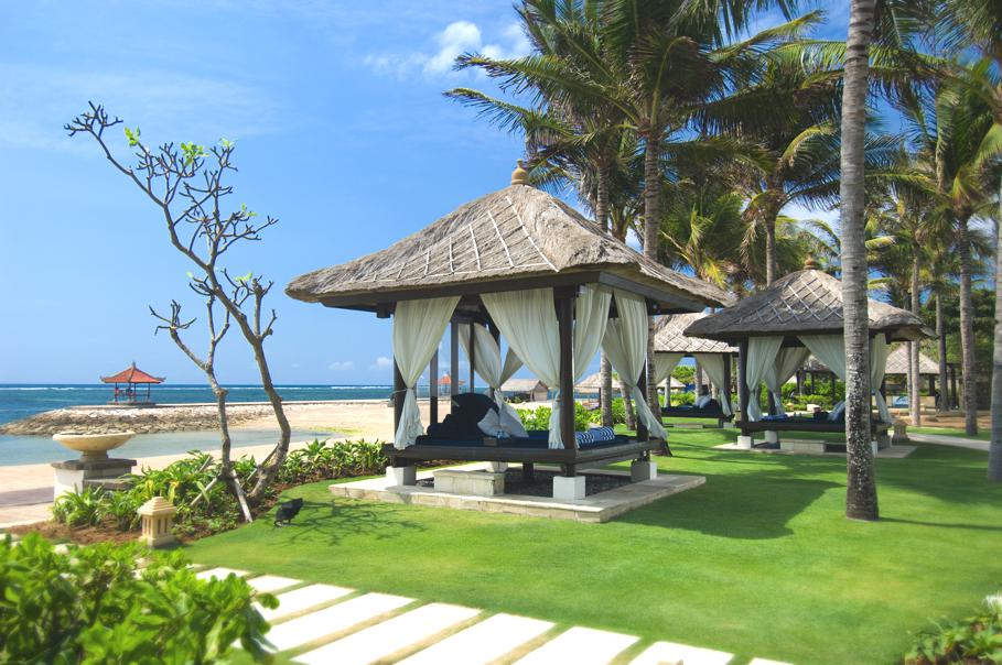 Курорт на Бали: уютные беседки на пляже Conrad Bali 
