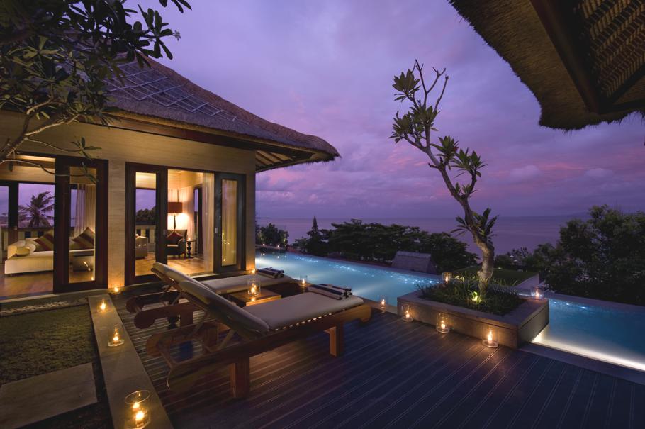 Курорт на Бали: шезлонги на открытой террасе у бассейна
