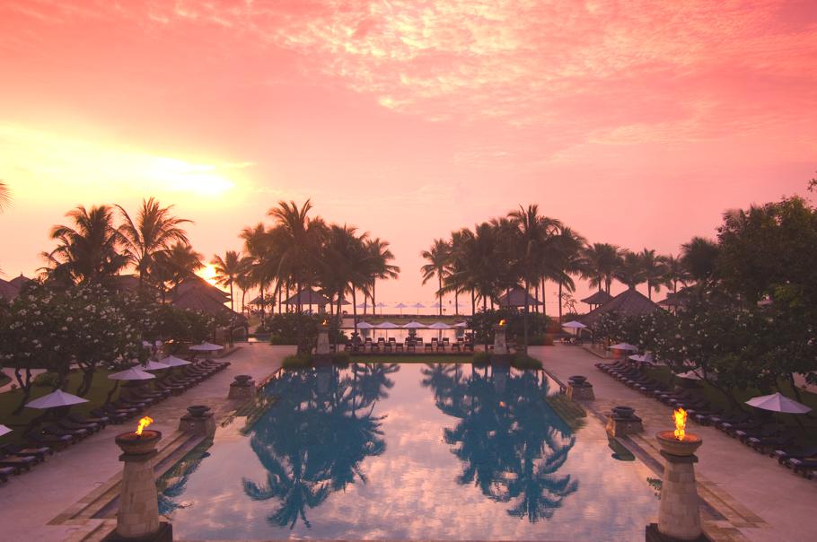 Панорамный бассейн в Conrad Bali  под ярким небом во время заката
