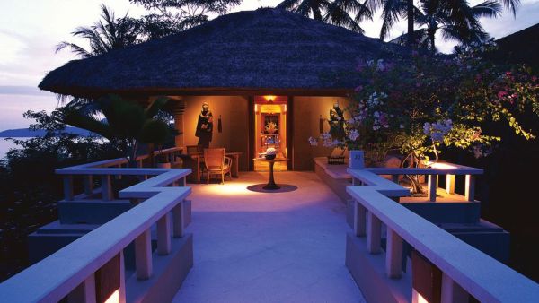 Курорты Бали - терраса отеля Amankila Resort