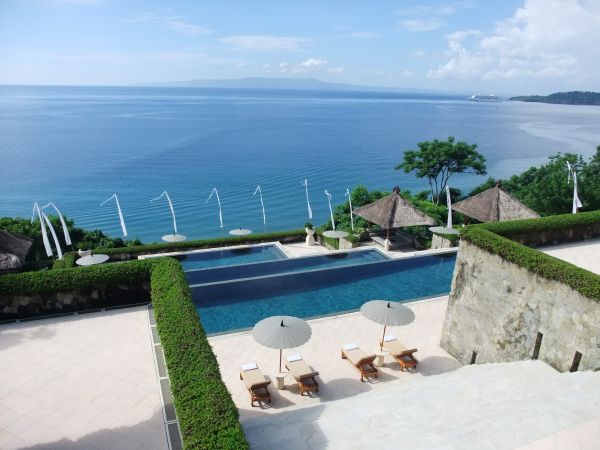 Курорты Бали - вид на океан с террасы Amankila Resort