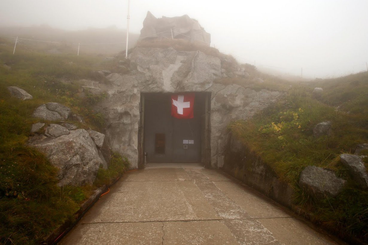La Claustra: отель в скалах Швейцарских Альп с уникальным опытом размещения под землёй