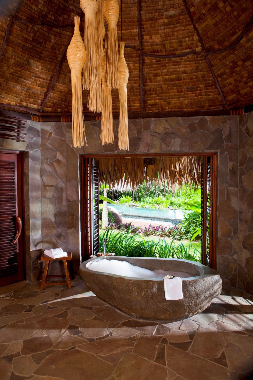 Удивительное оформление ванной в номере отеля Laucala Island