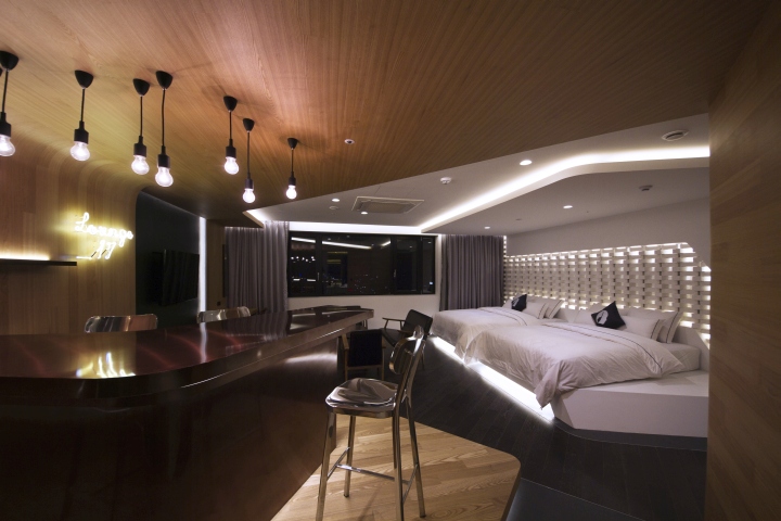 Стильный дизайн номера с огромной кроватью и барной стойкой