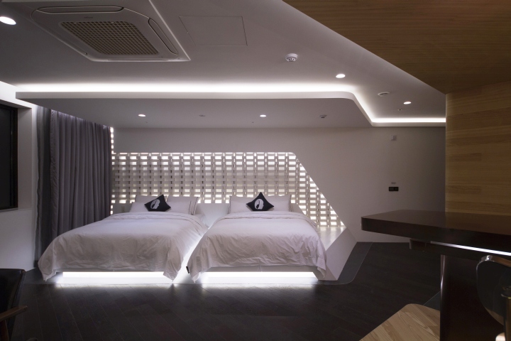 Кровать с подсветкой в номере Lounge17