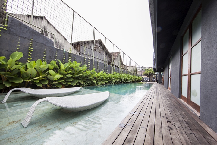 Бассейн у гостиничного комплекса M Boutique Hostel на Бали