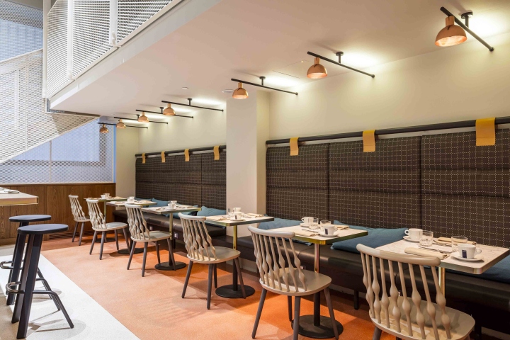 Стильный дизайн интерьера кафе в Room Mate Hotel Giulia