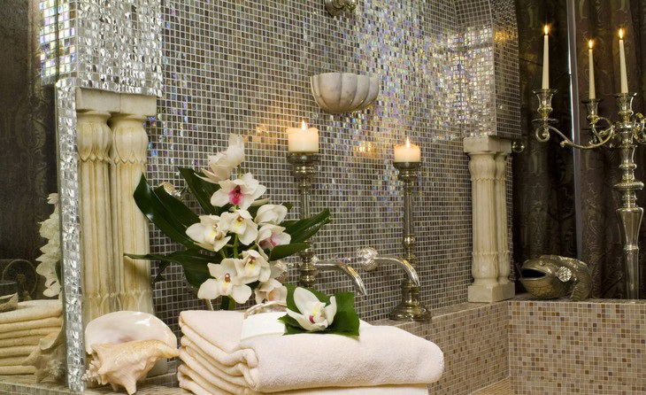 Богатый декор стен в ванной отеля Metropole Venice
