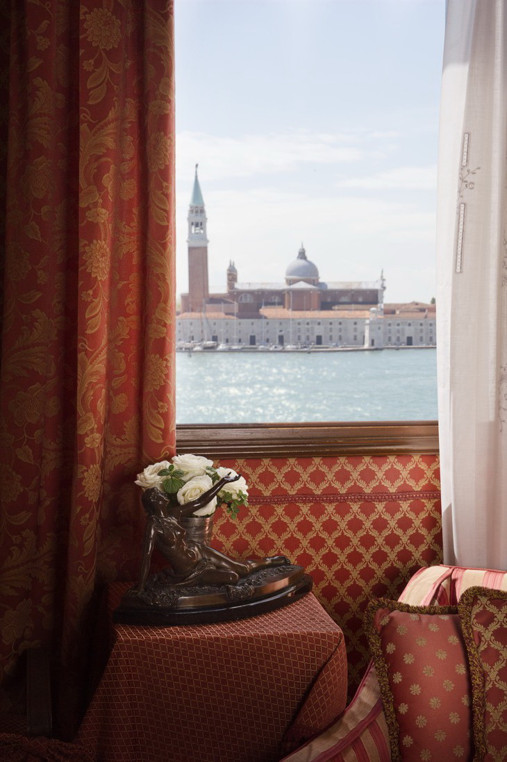 Красивый вид из окна номера отеля Metropole Venice