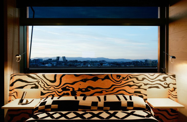 Кровать под окном в номере отеля Silken Puerta América