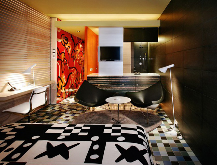 Дизайнерская мебель в интерьере номера в отеле Silken Puerta América
