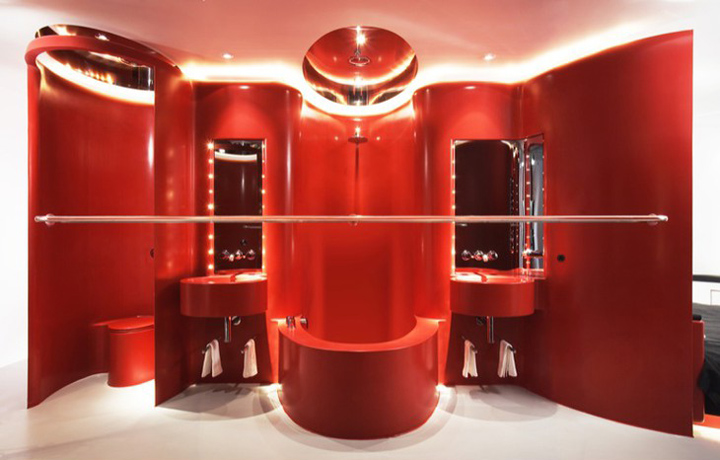 Креативный интерьер ванной комнаты в красном цвете
