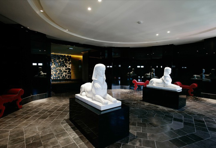 Скульптуры в интерьере отеля Silken Puerta América