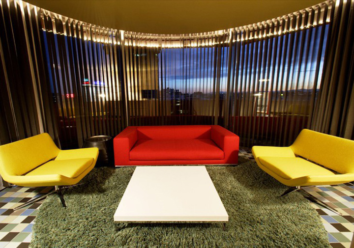 Яркие диваны в интерьере отеля Silken Puerta América