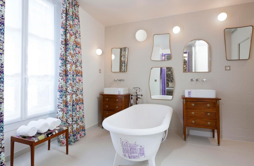 Очаровательное оформление ванной в номере Hôtel Le Crayon