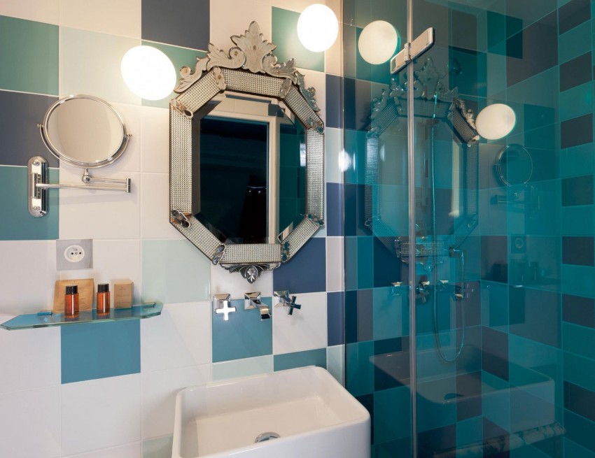 Винтажное зеркало в интерьере ванной в Hôtel Le Crayon