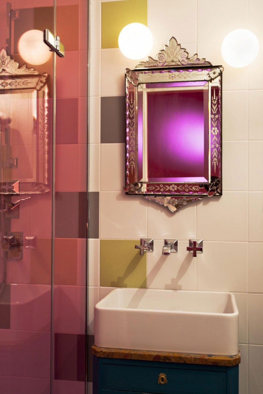 Винтажное зеркало в интерьере ванной в Hôtel Le Crayon