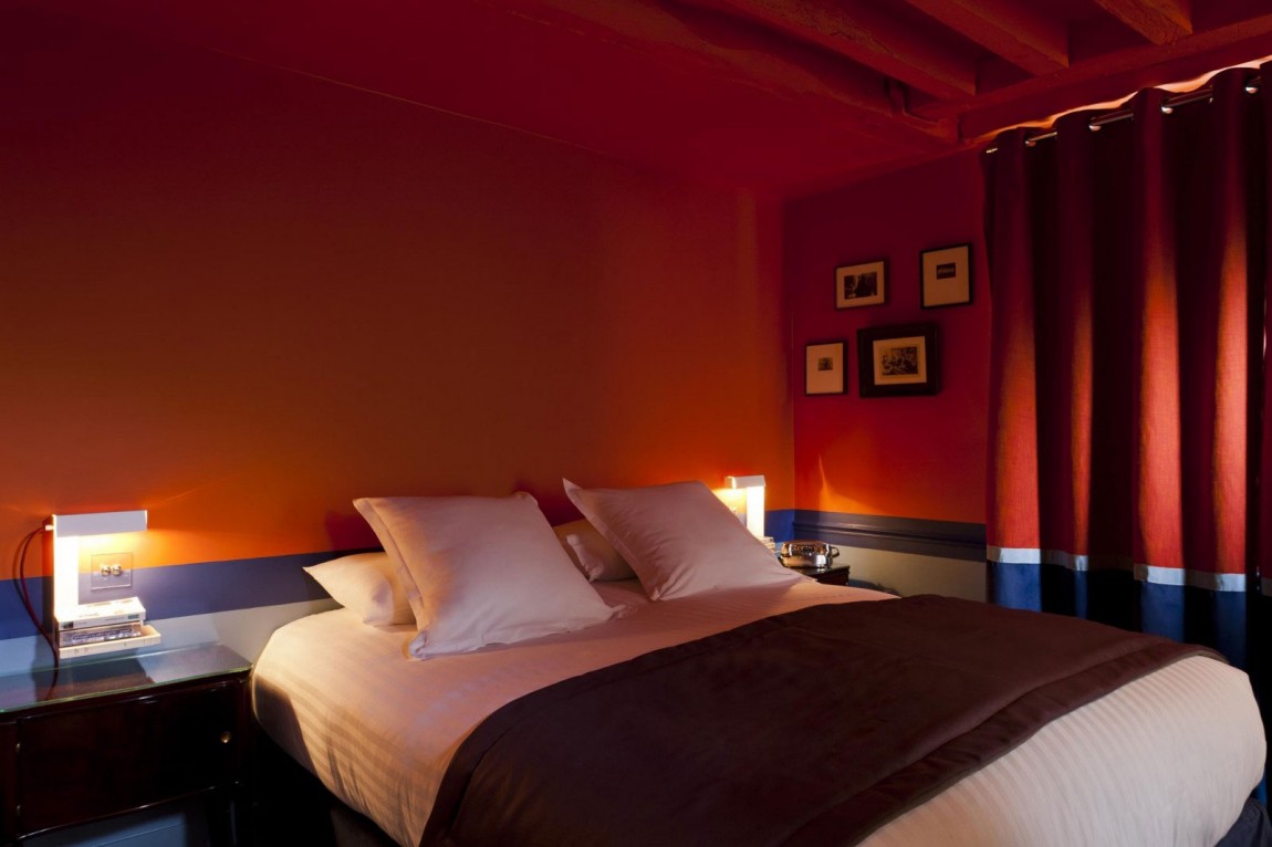 Красный цвет в оформлении спальни в Hôtel Le Crayon