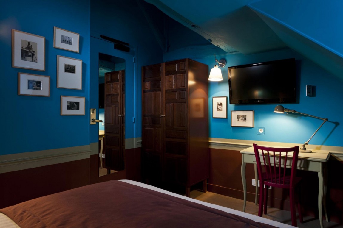 Шикарное сочетание синего и коричневого цвета в интерьере номера в Hôtel Le Crayon